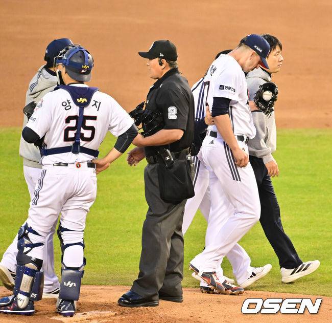 [OSEN=잠실, 박준형 기자] 3일 오후 서울 잠실구장에서 ‘2026 신한은행 SOL Bank KBO리그’ 두산 베어스와 한화 이글스의 경기가 진행됐다.이날 두산은 플렉센을, 한화는 에르난데스를 선발투수로 내세웠다.  2회초 두산 선발투수 플렉센이 몸 이상으로 교체되고 있다.  2026.04.02 / soul1014@osen.co.kr