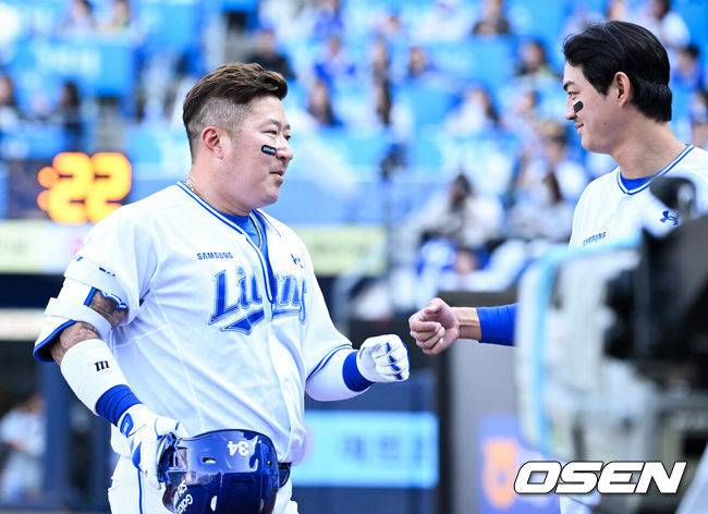 [OSEN=대구, 조은정 기자] 28일 대구삼성라이온즈파크에서 ‘2026 신한 SOL KBO 리그’ 삼성 라이온즈와 롯데 자이언츠의 개막전이 열렸다.개막전 선발 투수로 삼성은 후라도를 롯데는 로드리게스를 내세웠다.8회말 1사 삼성 최형우가 중전 안타를 날린 뒤 교체되며 구자욱의 환영을 받고 있다. KBO 역대 최고령 안타로 기록됐다. 2026.03.28 /cej@osen.co.kr