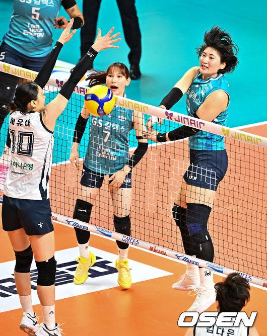 [OSEN=장충체, 민경훈 기자] 5일 오후 서울 장충체육관에서 ‘진에어 2025~2026 프로배구 V리그’ 여자부 챔프전 3차전 GS칼텍스와 한국도로공사의 경기가 열렸다. 2세트 GS칼텍스 최가은이 강타를 때리고 있다. 2026.04.05 / rumi@osen.co.kr