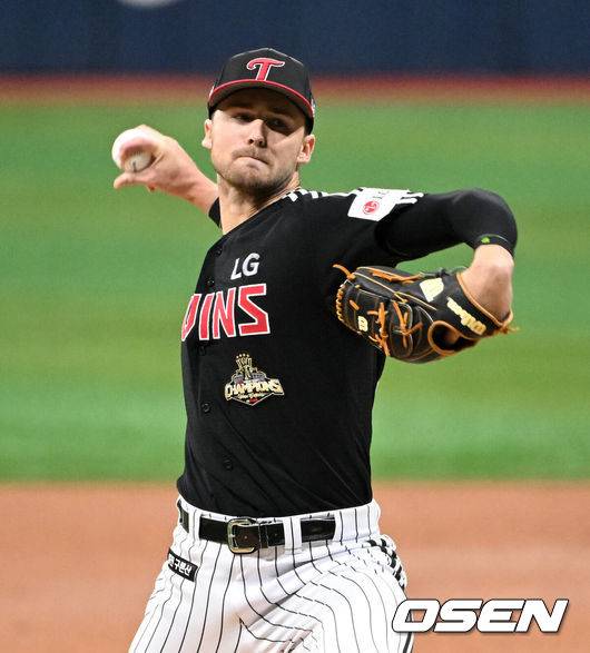 [OSEN=고척, 이대선 기자] 5일 서울 고척스카이돔에서 2026 신한 SOL KBO리그 키움 히어로즈와 LG 트윈스의 경기가 열렸다.이날 키움은 와일스, LG는 톨허스트를 선발로 내세웠다.1회말 무사에서 LG 선발투수 톨허스트가 역투하고 있다. 2026.04.05 /sunday@osen.co.kr