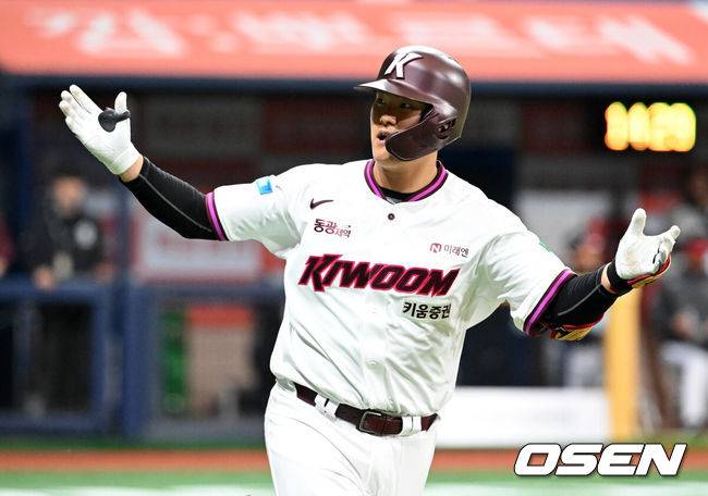 [OSEN=고척, 이대선 기자] 5일 서울 고척스카이돔에서 2026 신한 SOL KBO리그 키움 히어로즈와 LG 트윈스의 경기가 열렸다.이날 키움은 와일스, LG는 톨허스트를 선발로 내세웠다.2회말 1사에서 키움 김건희가 좌월 솔로 홈런을 치고 환호하고 있다. 2026.04.05 /sunday@osen.co.kr