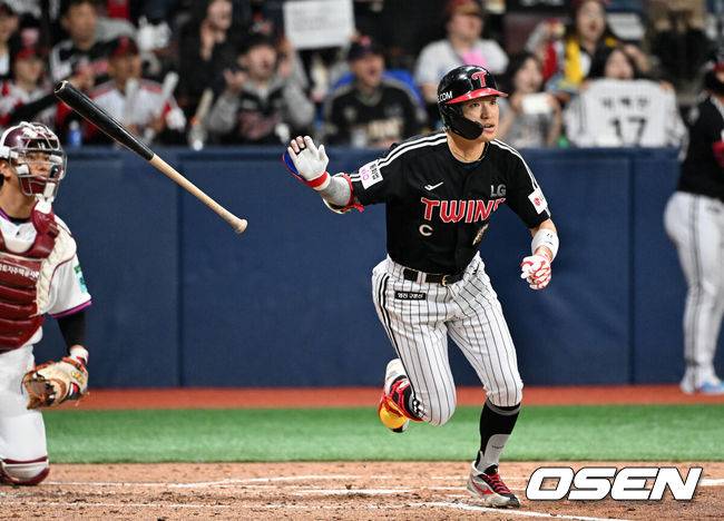 [OSEN=고척, 이대선 기자] 5일 서울 고척스카이돔에서 2026 신한 SOL KBO리그 키움 히어로즈와 LG 트윈스의 경기가 열렸다.이날 키움은 와일스, LG는 톨허스트를 선발로 내세웠다.4회초 무사 1루에서 LG 박해민이 우전 2루타를 치고 있다. 2026.04.05 /sunday@osen.co.kr