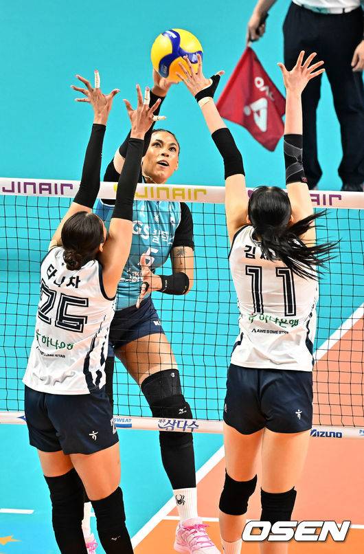 [OSEN=장충체, 민경훈 기자] 5일 오후 서울 장충체육관에서 ‘진에어 2025~2026 프로배구 V리그’ 여자부 챔프전 3차전 GS칼텍스와 한국도로공사의 경기가 열렸다. 1세트 GS칼텍스가&nbsp;실바가 강타를 때리고 있다. 2026.04.05 / rumi@osen.co.kr