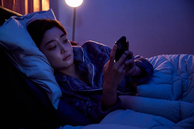 늦은 밤까지 이어지는 스마트폰 사용과 불규칙한 수면은 심장에 부담을 쌓는 요인이 될 수 있다. 게티이미지.