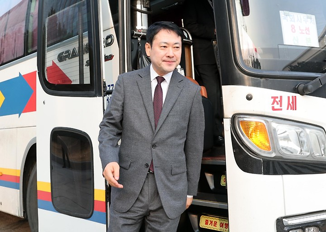 국민의힘 장동혁 대표가 지난달 26일 승용차 5부제 동참과 에너지 절약 차원에서 국회 셔틀버스를 이용하고 있다. 연합뉴스