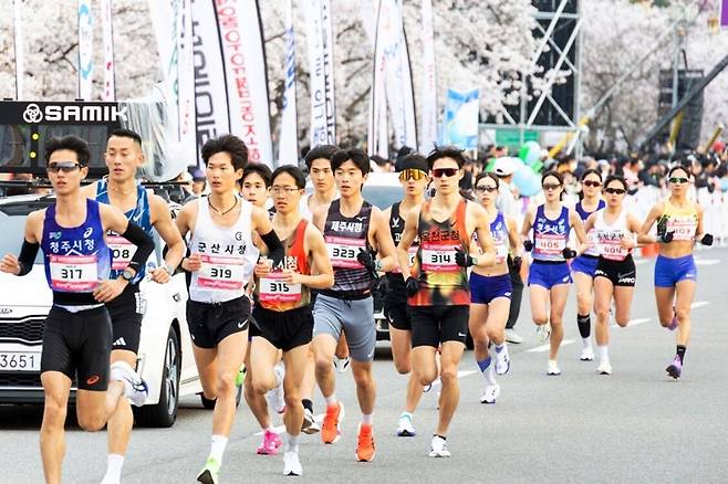 ‘2026 군산새만금마라톤대회’에 출전한 국내 선수들이 코스를 힘차게 내달리고 있다, 군산시 제공