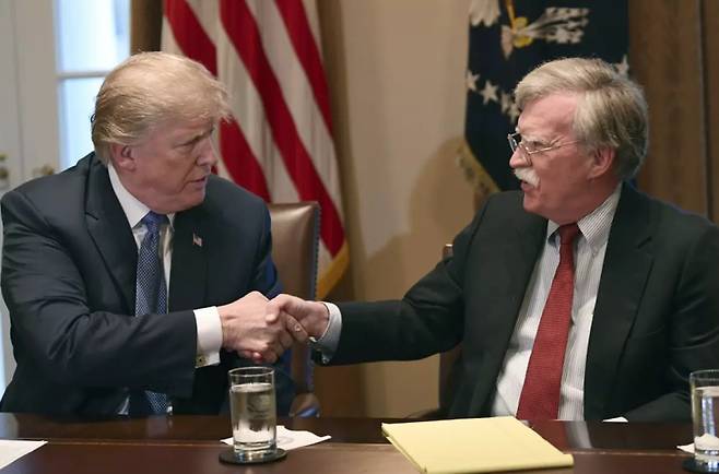 2018년 4월 당시 도널드 트럼프 미국 대통령(왼쪽)이 그가 임명한 존 볼턴 백악관 국가안보보좌관과 악수하고 있다. AP연합뉴스