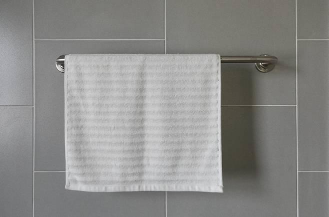 욕실에 걸린 수건. 충분히 말리지 않은 상태로 반복 사용하면 피부 상태에 영향을 줄 수 있다. 사진=게티이미지뱅크