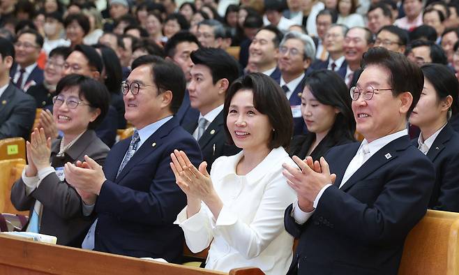 이재명 대통령과 김혜경 여사가 5일 서울 영등포구 여의도순복음교회에서 열린 2026 부활절 연합예배에서 박수치고 있다. 청와대통신사진기자단
