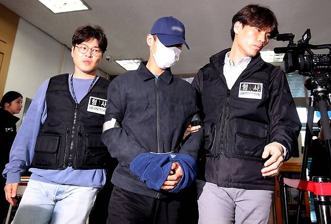 50대 장모를 살해하고 여행용 가방에 담아 대구 북구 신천 잠수교 인근에 버린 혐의(존속살해 등)를 받는 20대 사위가 지난 2일 오전 구속 전 피의자 심문(영장실질심사)을 받기 위해 대구지방법원에 도착하고 있다. 대구=뉴스1