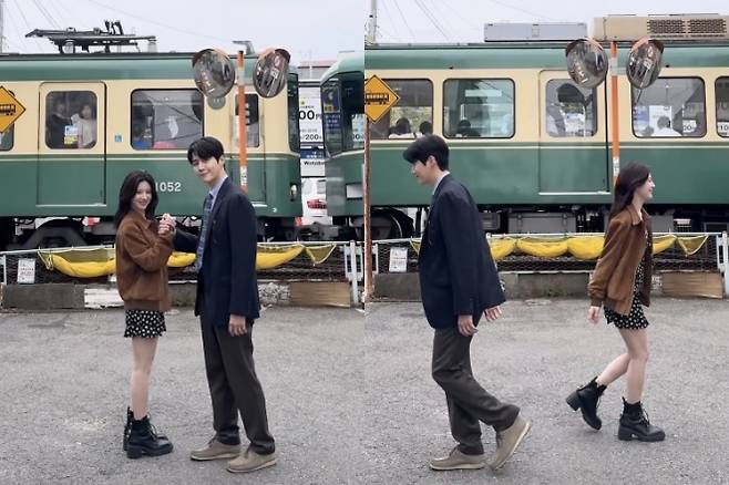 배우 김선호, 고윤정 주연의 넷플릭스 드라마 ‘이 사랑 통역 되나요?’에 등장한 일본 가나가와현 가마쿠라시의 철길 건널목이 오버투어리즘(과잉 관광)으로 인해 몸살을 앓고 있다. 사진은 김선호와 고윤정이 에노시마전철 앞에 서 있는 모습. 넷플릭스 인스타그램 캡처