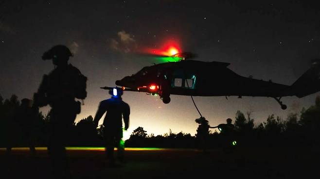 미군이 야간 작전 중 블랙호크 계열 헬기를 운용하고 있다. 이번 F-15 승무원 구조전에서도 저고도 침투와 회수 임무에 유사한 구조 헬기가 투입된 것으로 전해졌다. 미 해병대 제공