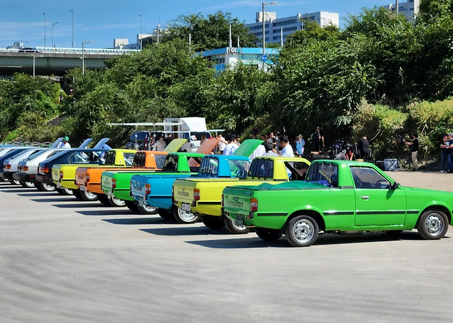현대자동차 촬영 협조 요청으로 네이버 카페 ‘포니타는사람들’ 회원들이 모여 모임 촬영을 진행하는 모습. 김상국 씨 제공