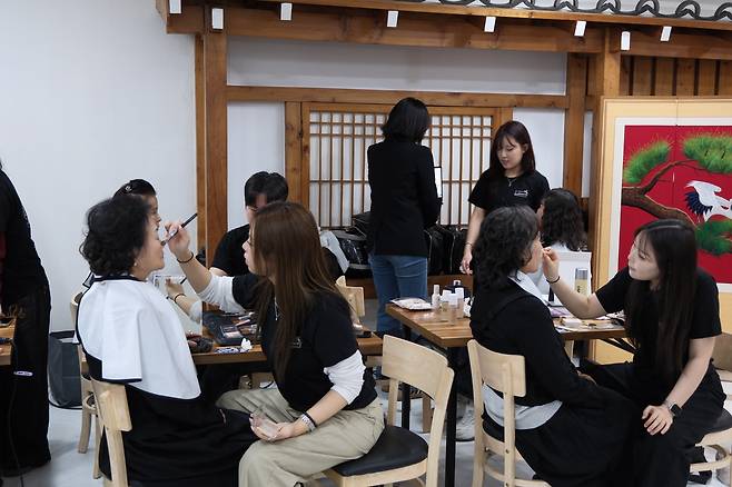 2일 서울 종로구 성균관컨벤션웨딩홀에서 정화예대 소속 학생들이 ‘굿라이프 챌린지’ 참석자들을 위해 화장과 머리 손질을 돕고 있다. 황동건 기자