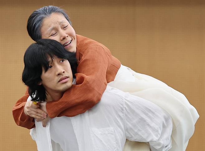 국립무용단 공연 ‘귀향’ 의 한 장면. 연합뉴스