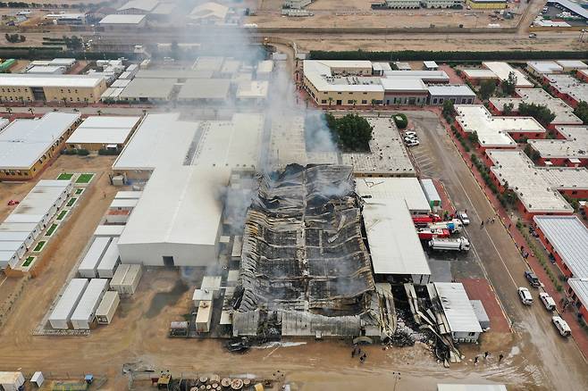 4일(현지 시간) 이라크 바스라 서부의 한 석유 저장 시설에서 이란의 드론 공격으로 추정되는 폭격으로 인한 연기가 피어오르고 있다. 로이터연합뉴스