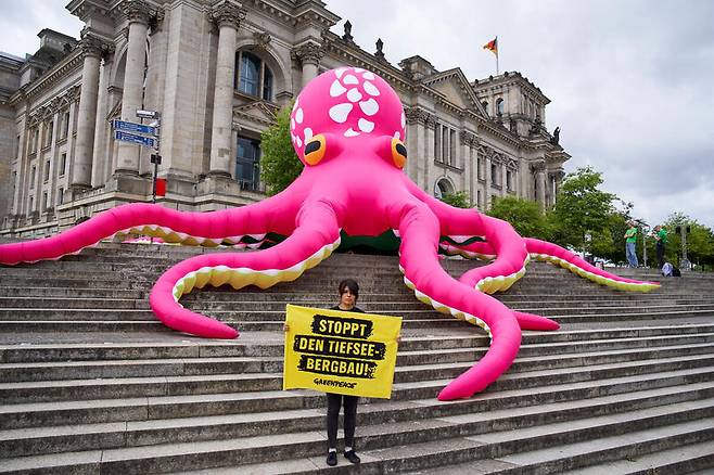 그린피스 독일 활동가들이 심해 보호를 촉구하기 위해 지난해 7월 슈프레 강변의 독일 국회의사당 앞에서 8×10×5m 규모의 대형 분홍색 문어 에어벌룬을 활용해 시위를 벌였다. ⓒ그린피스 제공