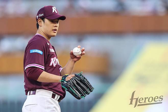 키움 정현우는 5일 고척 LG전을 앞두고 왼쪽 팔꿈치에 불편함을 호소하며 1군 엔트리서 제외됐다. 사진제공|키움 히어로즈