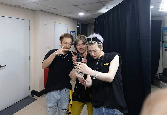 지드래곤 ‘위버멘쉬’ 콘서트 앙코르 공연에서 태양, 대성, 지드래곤의 모습. 사진제공 | 갤럭시코퍼레이션(위_·대성 인스타그램 캡처