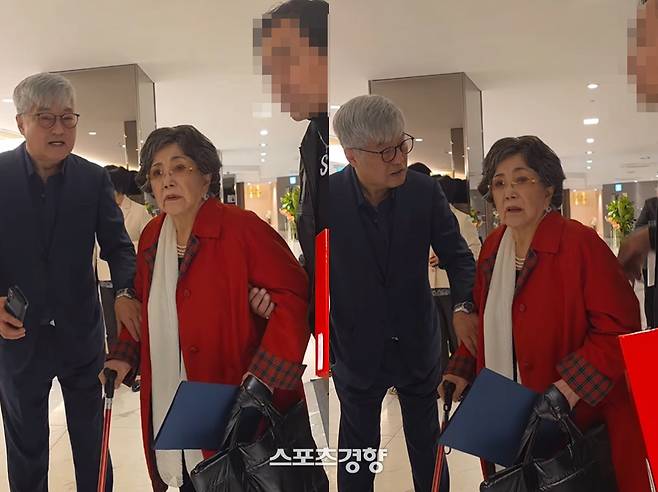 한 행사장에 동료들의 부축을 받는 모습이 포착된 배우 사미자. 한지일 인스타그램 계정