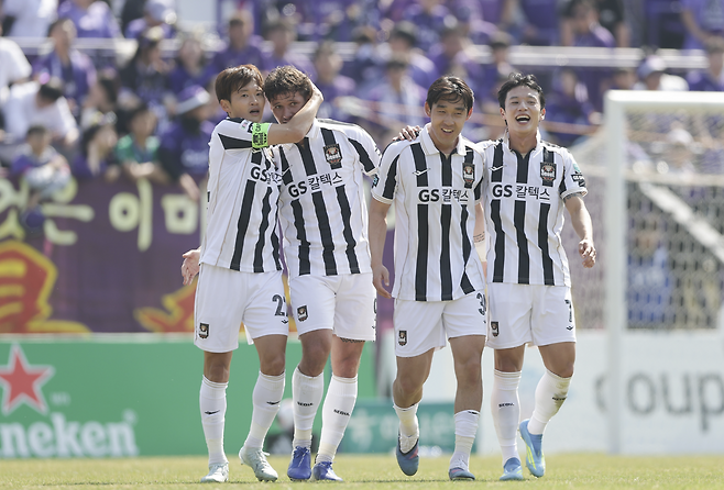 파트리크 클리말라(왼쪽에서 두번째)가 5일 안양전에서 선취골을 넣은 뒤 동료들로부터 축하를 받고 있다. 프로축구연맹