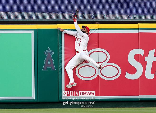 ▲ 지난해 아메리칸리그 홈런왕 칼 랄리는 60홈런을 기록하는 동안 무홈런 기간이 최장 8경기였다. 그런데 올해는 개막 후 9경기에서 홈런이 없다. 9번째 경기였던 5일 에인절스전에서는 조 아델의 호수비에 마수걸이 홈런을 빼앗겼다.