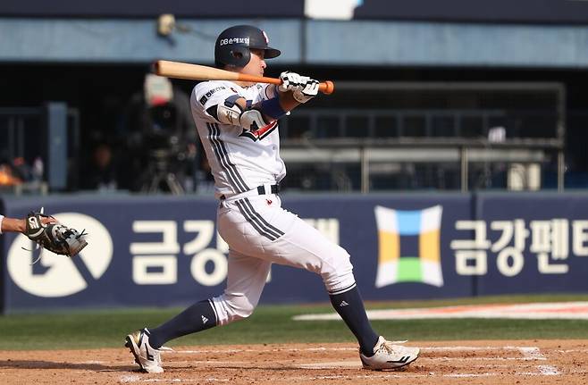 ▲ 타석에서 활약은 물론 수비애서 기막힌 슈퍼캐치로 위기의 팀을 구한 정수빈 ⓒ두산베어스