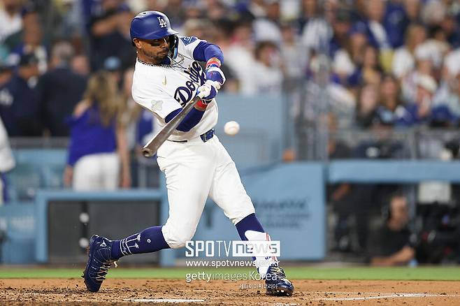 ▲ 무키 베츠는 5일 워싱턴과 경기에서 허리 쪽의 통증으로 1회 수비부터 교체됐다. 큰 부상은 아니지만 며칠 경기에 나서지 못할 수도 있다는 전망이 나오고 있다