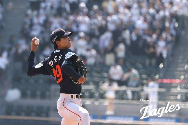 ▲ 황준서는 110km대 초중반의 느린 커브를 존에 적극적으로 꽂아 넣으며 지금까지와는 완전히 다른 패턴을 선보였다 ⓒ한화이글스