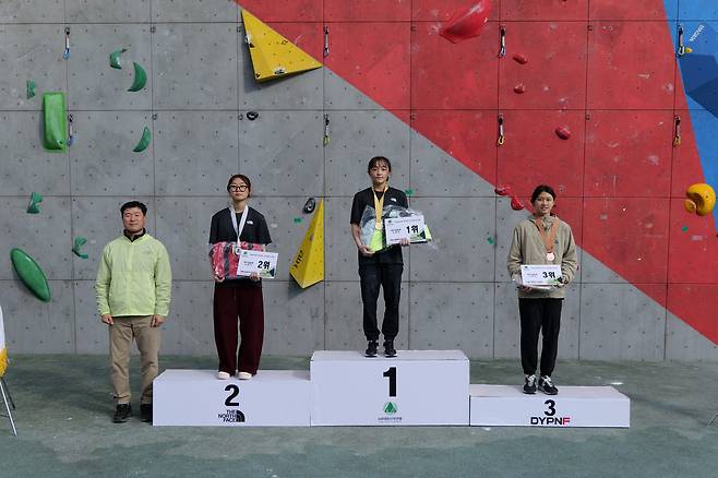 제33회 회장배 전국 청소년 스포츠클라이밍대회 여자 중등부 스피드 시상식. /사진=대한산악연맹 제공