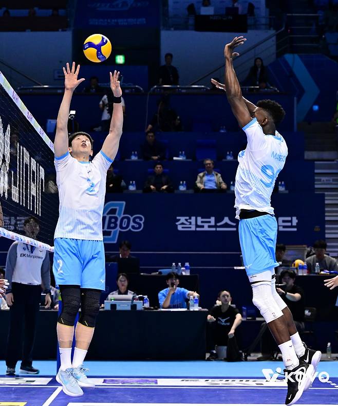 남자 프로배구 대한항공 점보스는 4일 인천 계양체육관에서 열린 현대캐피탈 스카이워커스와의 진에어 2025-2026 V리그 챔피언결정(5전 3선승제) 2차전에서 풀세트 접전 끝에 세트스코어 3-2(25-23 25-18 24-26 18-25 18-16) 승리를 거뒀다. 대한항공은 지난 2일 같은 장소에서 열린 1차전에서도 세트스코어 3-2(25-19 19-25 23-25 25-20 15-11)로 이겼다. 이번 시즌 컵대회와 정규리그 모두 정상에 오른 대한한공은 남은 3~5차전에서 1승만 거두면 지난 2023-2024시즌 이후 2년 만에 챔피언결정전 우승을 차지할 뿐만 아니라 3관왕에 오른다. 한국배구연맹(KOVO)