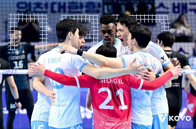 남자 프로배구 대한항공 점보스는 4일 인천 계양체육관에서 열린 현대캐피탈 스카이워커스와의 진에어 2025-2026 V리그 챔피언결정(5전 3선승제) 2차전에서 풀세트 접전 끝에 세트스코어 3-2(25-23 25-18 24-26 18-25 18-16) 승리를 거뒀다. 대한항공은 지난 2일 같은 장소에서 열린 1차전에서도 세트스코어 3-2(25-19 19-25 23-25 25-20 15-11)로 이겼다. 이번 시즌 컵대회와 정규리그 모두 정상에 오른 대한한공은 남은 3~5차전에서 1승만 거두면 지난 2023-2024시즌 이후 2년 만에 챔피언결정전 우승을 차지할 뿐만 아니라 3관왕에 오른다. 한국배구연맹(KOVO)