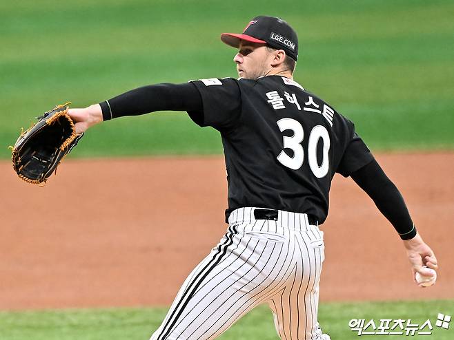 5일 오후 서울 구로구 고척스카이돔에서 열린 '2026 신한 SOL Bank KBO리그' LG 트윈스와 키움 히어로즈의 경기, 1회말 LG 선발투수 톨허스트가 공을 힘차게 던지고 있다. 고척, 김한준 기자