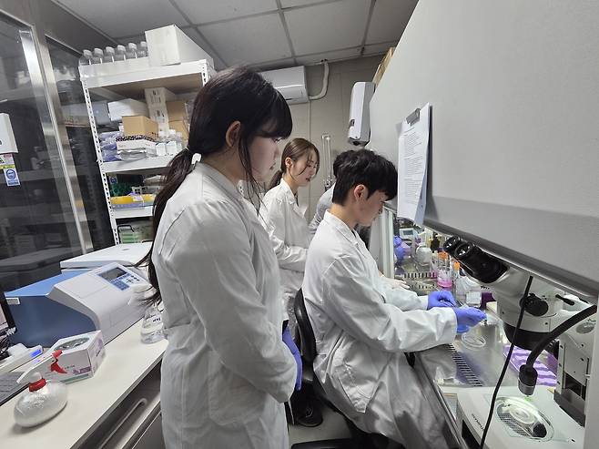 숭실대에서 'AI 인체모사 비임상시험' 실험하는 학생들 [촬영 오보람]