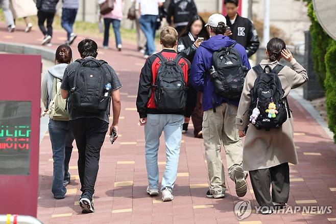 서울 시내 한 대학교에서 이동하는 외국인 유학생들 [연합뉴스 자료사진] *기사와 관련이 없는 자료사진입니다.