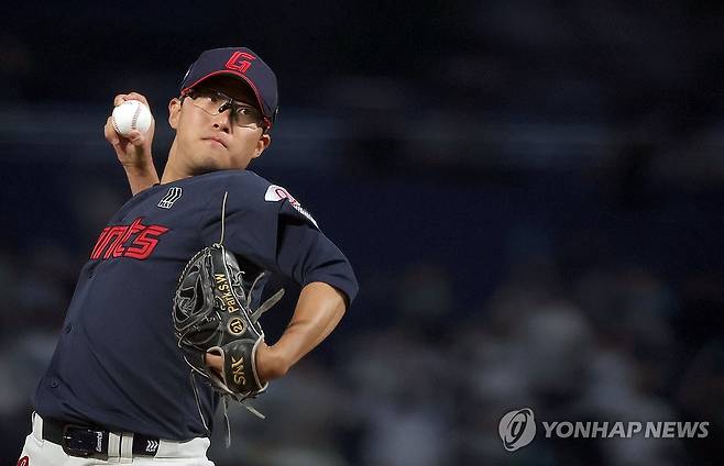 롯데 선발 박세웅 역투 (창원=연합뉴스) 김동민 기자 = 31일 경남 창원NC파크에서 열린 프로야구 2026 KBO리그 롯데 자이언츠와 NC 다이노스의 경기. 1회 말 롯데 선발 박세웅이 역투하고 있다. 2026.3.31 image@yna.co.kr