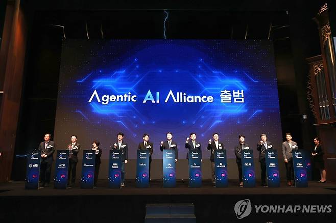 에이전틱 AI 얼라이언스 출범식 류제명 과학기술정보통신부 제2차관(가운데)이 1일 오후 서울 서초구 앨타워에서 열린 '에이전틱 AI 얼라이언스 출범식'에서 조준희 한국인공지능소프트웨어산업협회장(국가인공지능전략위원회 산업AX생태계분과장, 왼쪽 일곱 번째) 등과 기념촬영을 하고 있다. [과기정통부 제공. 재판매 및 DB 금지]