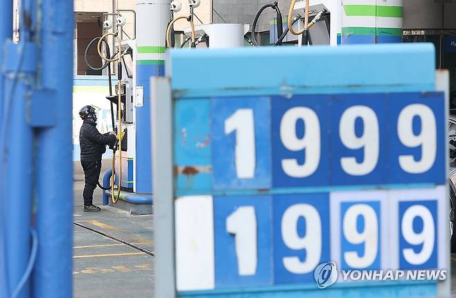 기름값 어디까지 오르나 (서울=연합뉴스) 김성민 기자 = 도널드 트럼프 미국 대통령이 1일(현지시간) 대국민 연설에서 이란과 합의가 이뤄지지 않으면 2∼3주에 걸쳐 이란을 극도로 강하게 타격할 것이라고 경고했다.
국제 유가가 다시 오름세를 보인 2일 서울 시내 한 주유소에 휘발유·경유 가격 안내문이 놓여 있다. 2026.4.2 ksm7976@yna.co.kr
