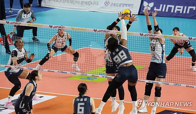 '치열한 공방' (김천=연합뉴스) 김현태 기자 = 3일 김천실내체육관에서 열린 2025-2026 V-리그 포스트시즌 여자 프로배구 챔피언 결정전 2차전 GS칼텍스와 한국도로공사의 경기에서 양팀 선수들이 치열한 공방을 펼치고 있다. 2026.4.3 mtkht@yna.co.kr