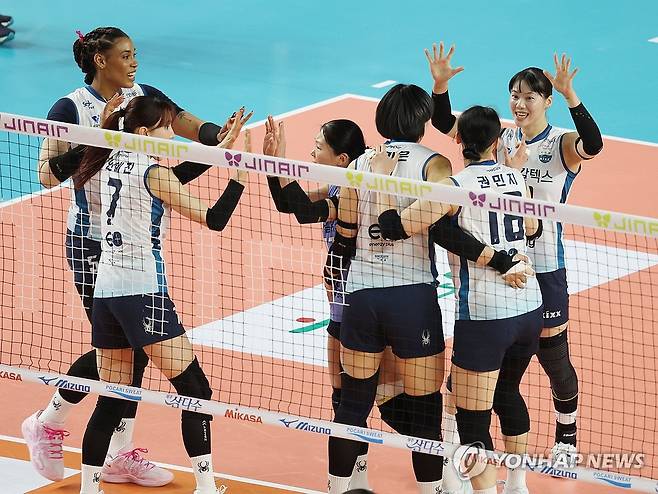 '승리 예감' (김천=연합뉴스) 김현태 기자 = 3일 김천실내체육관에서 열린 2025-2026 V-리그 포스트시즌 여자 프로배구 챔피언 결정전 2차전 GS칼텍스와 한국도로공사의 경기에서 GS칼텍스 선수들이 득점에 성공한 뒤 기뻐하고 있다. 2026.4.3 mtkht@yna.co.kr