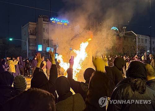 이란 시민들이 올해 1월 테헤란에서 반정부 시위에 참여한 모습  [AP=연합뉴스 자료사진. 재판매 및 DB 금지]