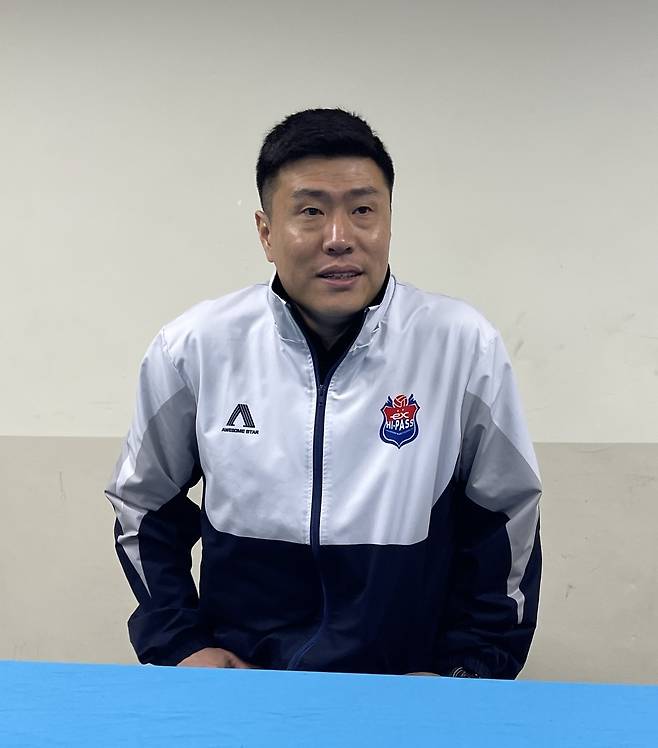 눈가가 붉어진 채 인터뷰장에 들어온 김영래 도로공사 감독 대행 [촬영 이대호]