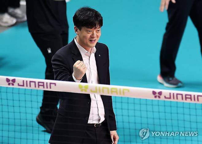 기뻐하는 GS칼텍스 이영택 감독 (서울=연합뉴스) 윤동진 기자 = 5일 서울 장충체육관에서 열린 챔피언결정전 한국도로공사 대 GS칼텍스 3차전 경기. GS칼텍스 이영택 감독이 득점에 성공하자 기뻐하고 있다. 2026.4.5 mon@yna.co.kr