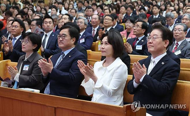 이재명 대통령 부부, 부활절 예배 참석 (서울=연합뉴스) 한상균 기자 = 이재명 대통령과 김혜경 여사가 5일 서울 여의도순복음교회에서 열린 부활절 연합예배에 참석하고 있다. 오른쪽부터 이재명 대통령, 김혜경 여사, 우원식 국회의장, 우 의장 부인 신경혜 여사. 2026.4.5 xyz@yna.co.kr