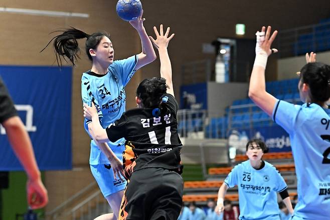 5일 인천시청과 경기에서 공격을 시도하는 대구시청 정지인.  [한국핸드볼연맹 제공. 재판매 및 DB 금지]