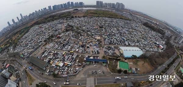 중동 지역 긴장 고조로 호르무즈 해협과 홍해 봉쇄 우려가 확산되면서 인천지역 중고차 수출업체들의 부담이 커지고 있다. 사진은 옛 송도유원지 부지에 조성된 인천 연수구 동춘동 중고차 수출단지. 2026.3.31 /조재현기자 jhc@kyeongin.com
