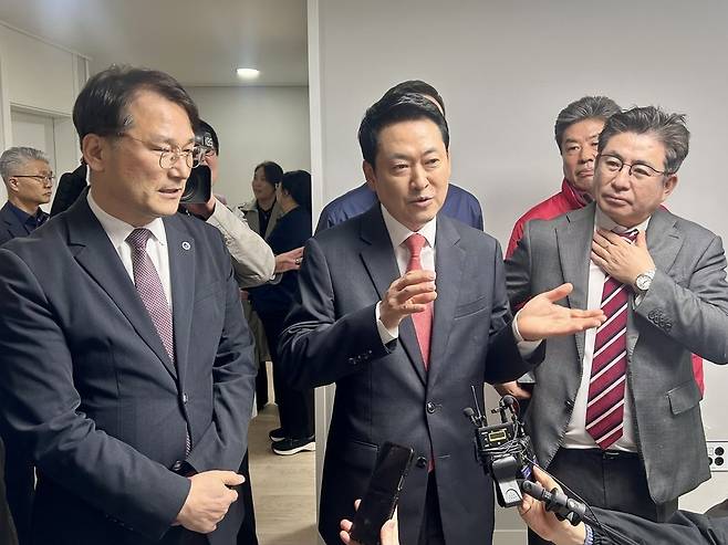 ▲ 장동혁(가운데) 국민의힘 대표가 6일 오전 계양구에 있는 천원주택을 둘러본 뒤 언론에 소감을 전하고 있다.