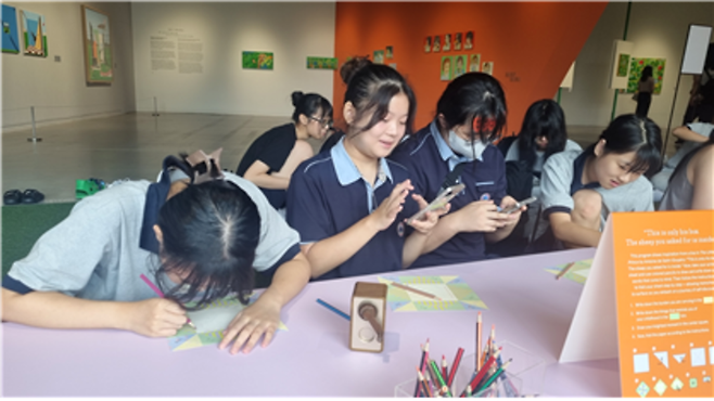 ▲&nbsp;세류중학교 학생들이 수원시립미술관을 방문해 전시 관람 후 활동을 하고 있다. /사진제공=세류중학교