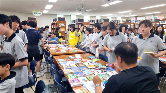 ▲ 세류중학교 학생들과 교사들이 '선생님을 이겨라' 활동을 진행하고 있다. /사진제공=세류중학교
