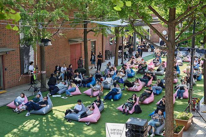 ▲&nbsp;제 13회 디아스포라영화제 야외상영 장면./인천일보DB